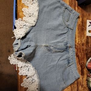 Jeans short with lace